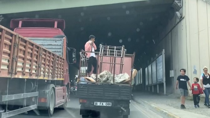 Kadıköy’de açık kasa kamyonette tehlikeli yolculuk kamerada