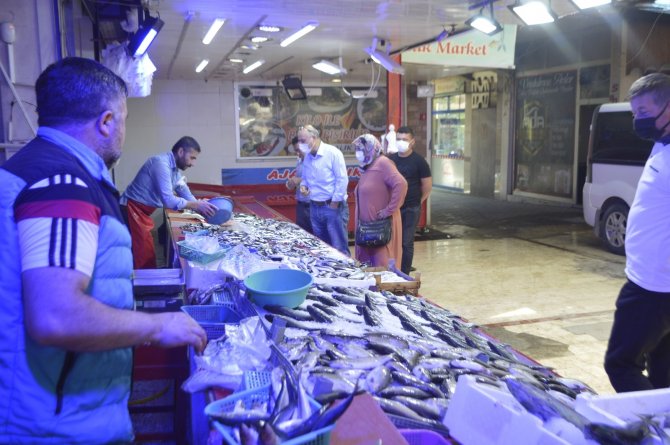 Tavşanlı’da balık satışları mangalda balık ikramı ile başladı