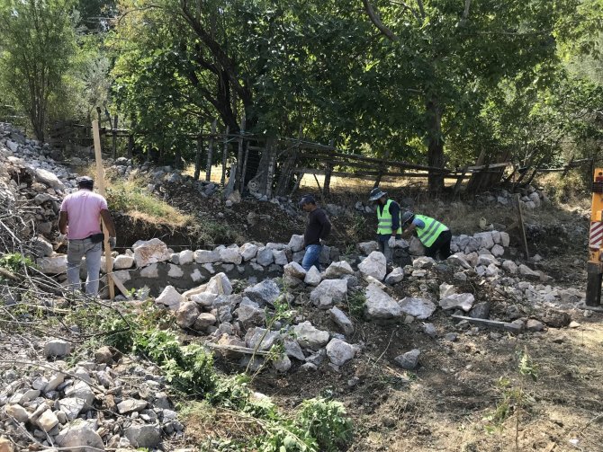 Akseki Belediyesi Alaçeşme Mahallesinde yol ve çevre düzenleme çalışması başlattı