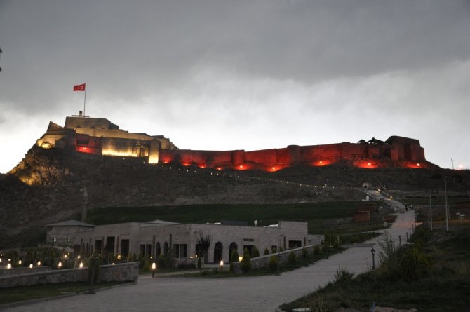 Kars Kalesi, DMD’li çocuklar için kırmızı ışıklandırıldı