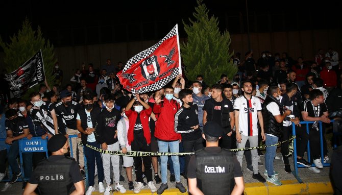 Miralem Pjanic’e taraftarlardan coşkulu karşılama