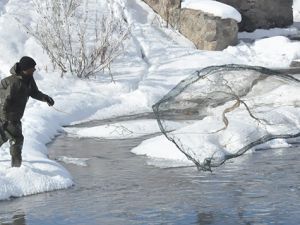 Kars'ta Eksi 20 Derecede Balık Avlıyorlar