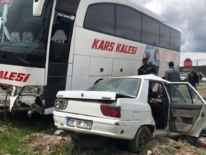 Kars'ta yolcu otobüsü ile otomobil çarpıştı: 2 yaralı