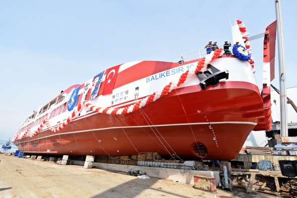 Türkiye'nin en büyük yolcu gemisi denize indi 2