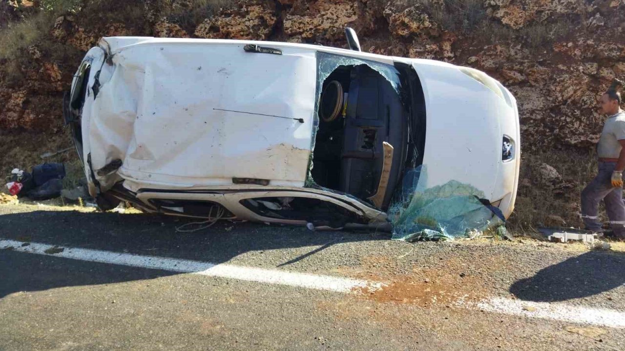 Mardin’de hafif ticari araç takla attı, 3 kişi yaralandı