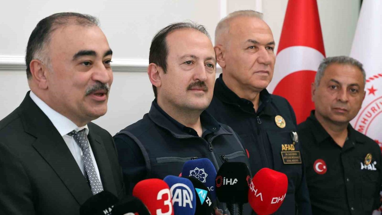 Azerbaycan’ın Ankara Büyükelçisi Mamadov, AFAD personeline işbirliği rozeti takdim etti