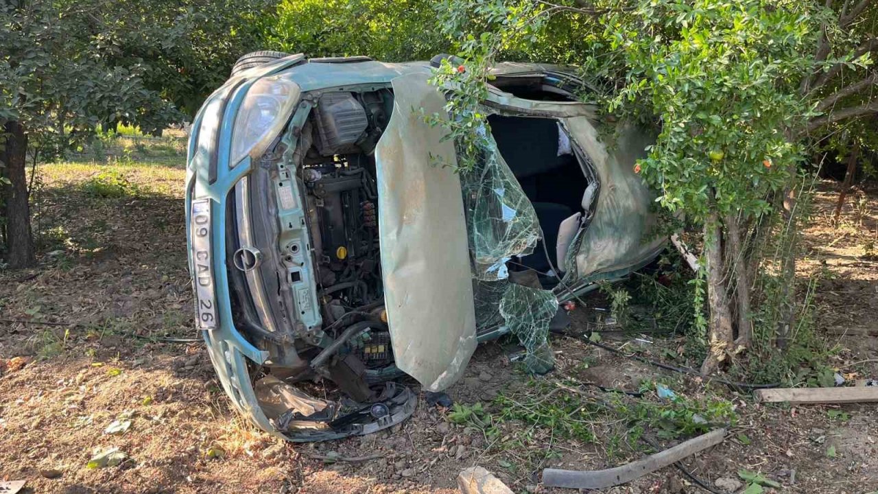 Otomobil yol kenarındaki tarlaya girip yan yattı: 4 yaralı