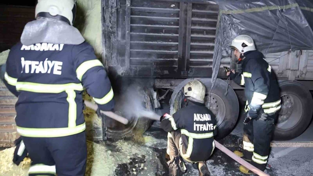 Lastiği patlayan kükürt yüklü tırda yangın paniği