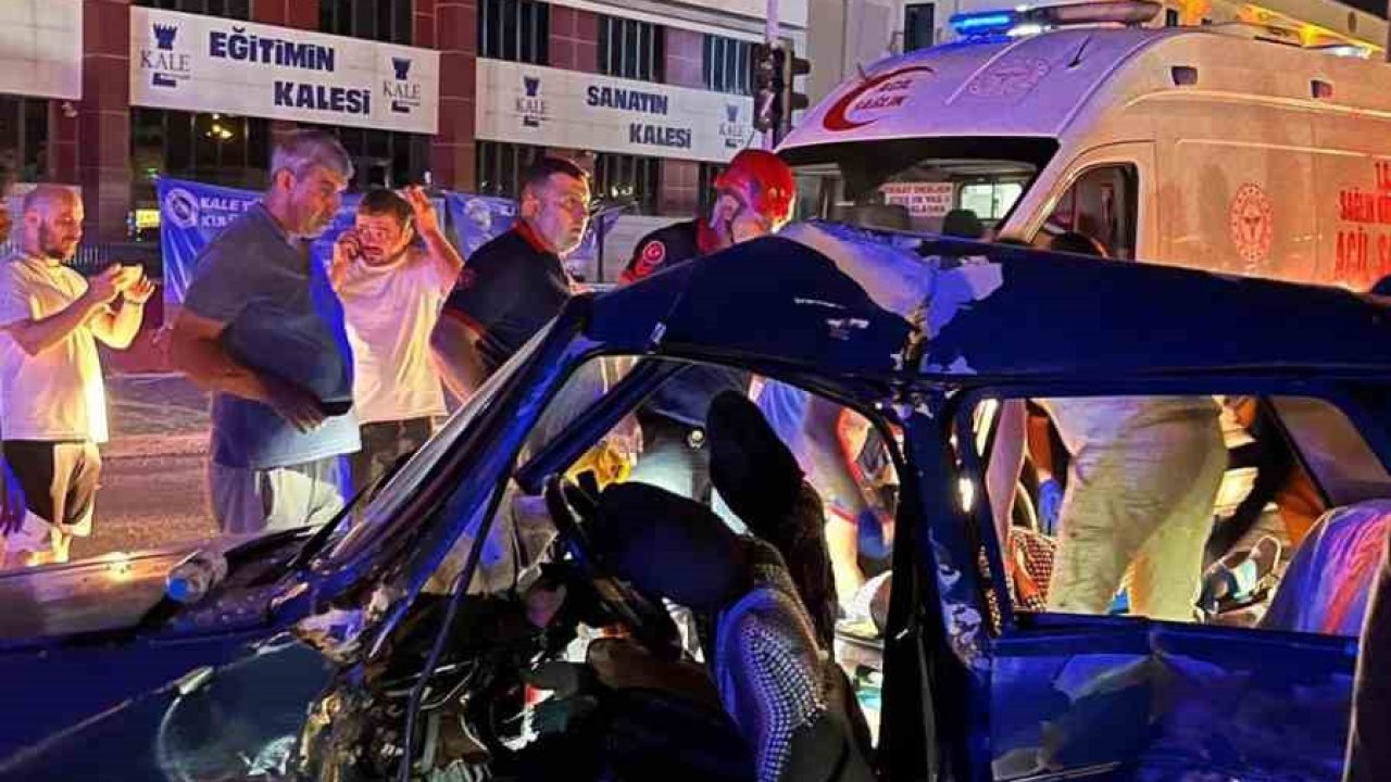 Duble yolda iki otomobil çarpıştı: 5 yaralı