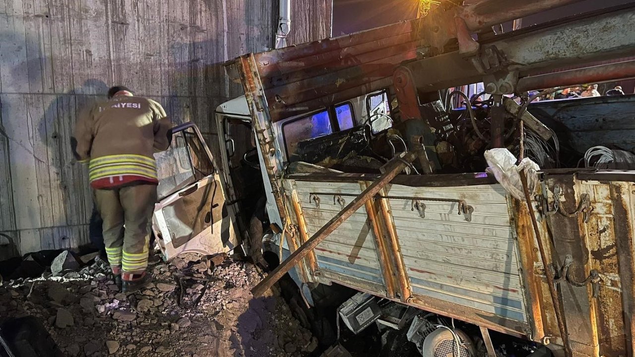Üst geçit duvarına çarpan kamyondaki 2 kişi yaralandı
