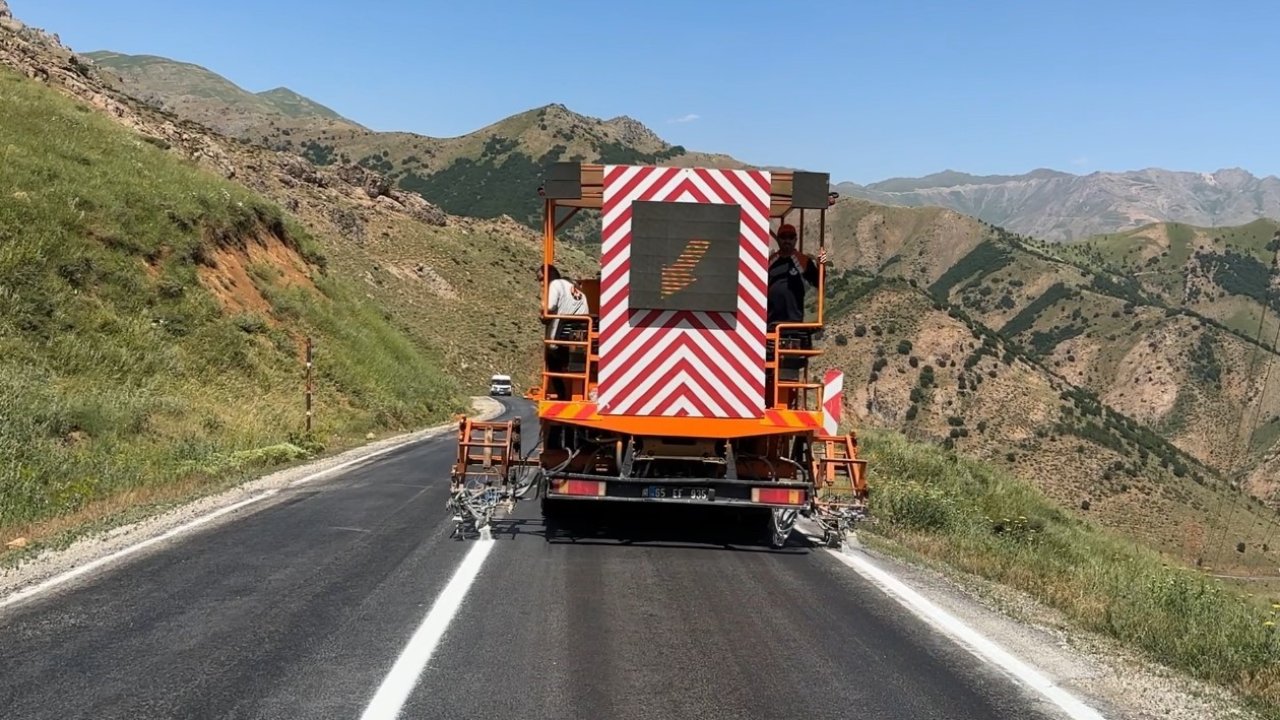 Yüksekova-Şemdinli karayolunda şeritler yenileniyor