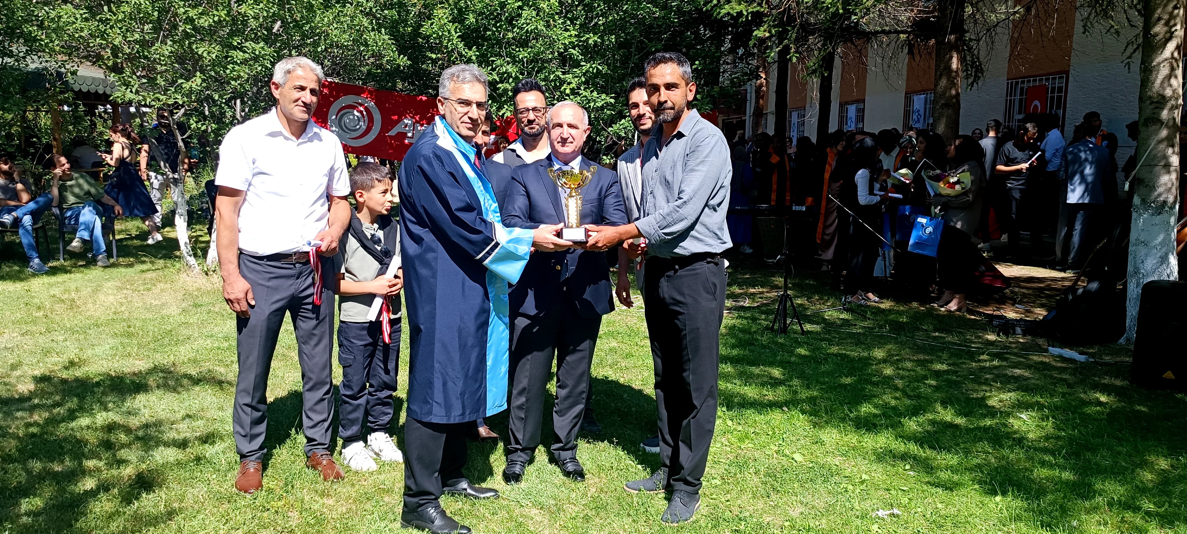 Rektör Kapu, Kağızman'da mezuniyet coşkusuna katıldı!