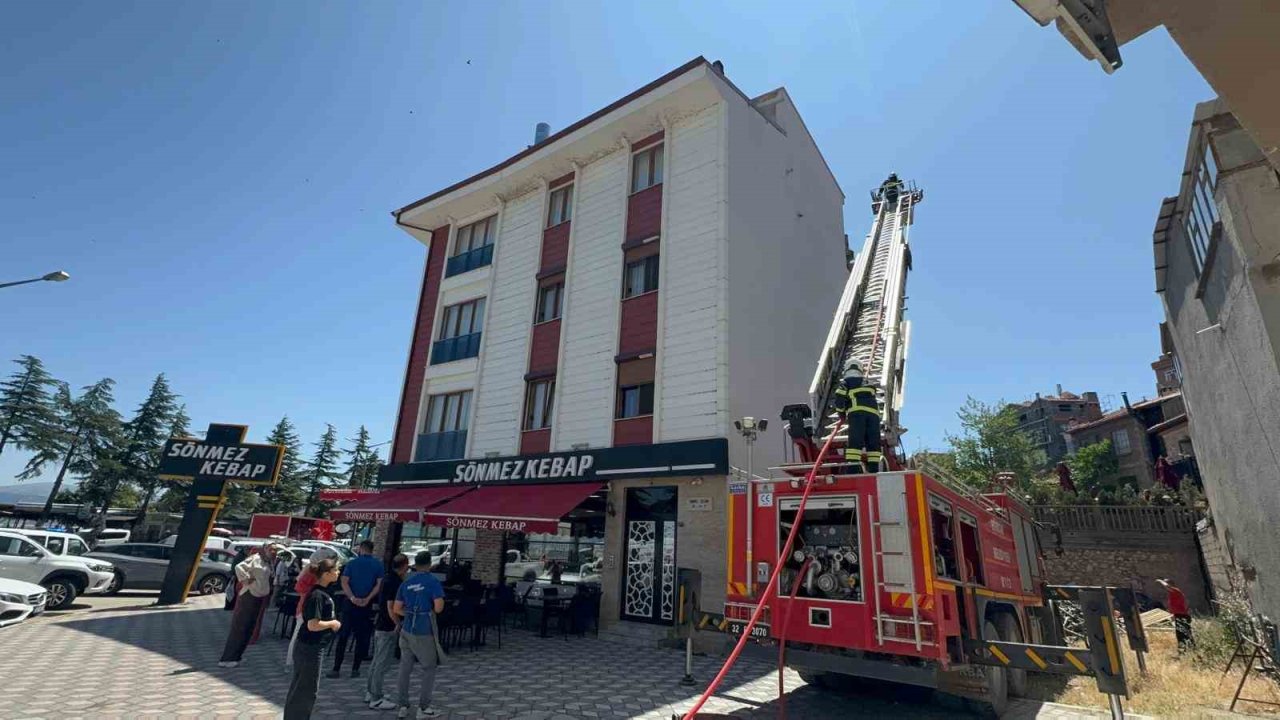 Eğirdir’de kebap salonunda çıkan baca yangını büyümeden söndürüldü