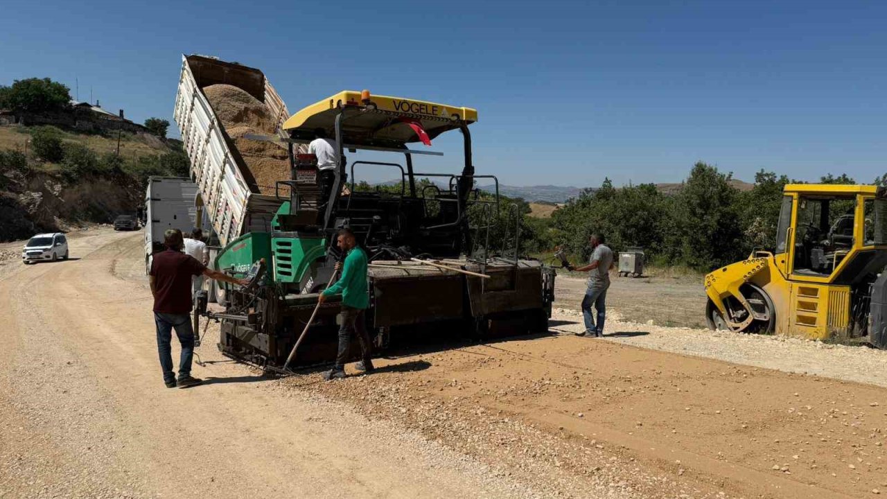 Tunceli’de grup köy yollarında sıcak asfalt çalışması başladı