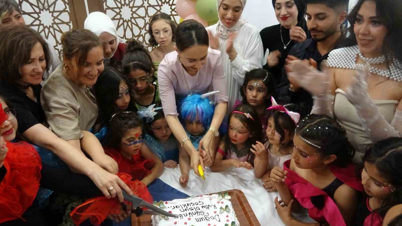 İhtiyaç sahibi çocuklar özel kostümlerle doğum günlerini kutladı