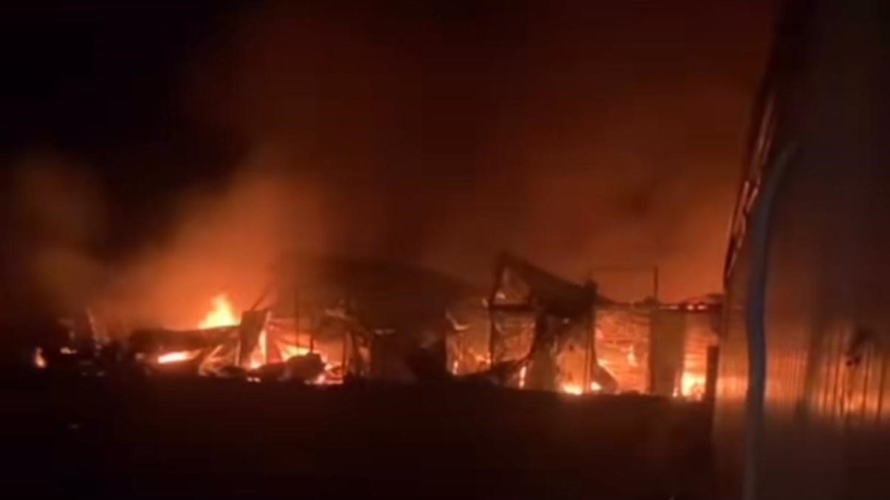 İşçilerin kaldığı konteynerler alevlere teslim oldu