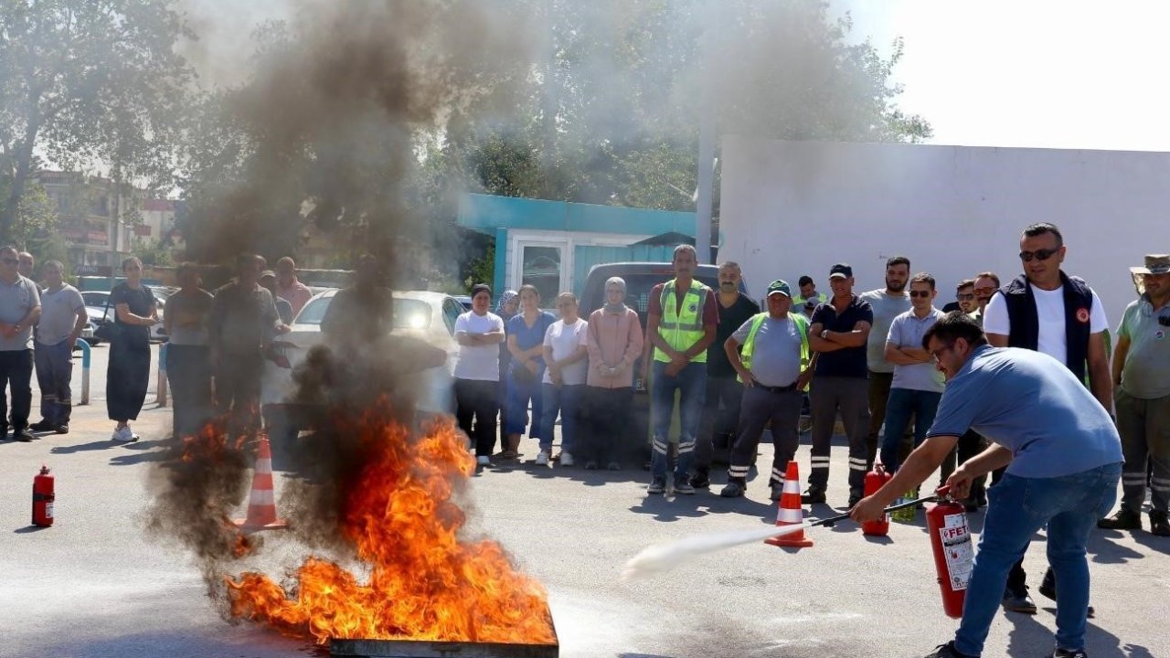 Kepez’de belediye personeline uygulamalı yangın eğitimi