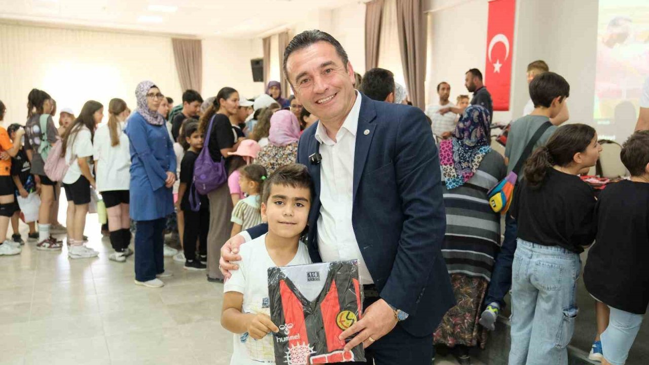 Başkan Dökmeci’den Eskişehirspor forması hediye