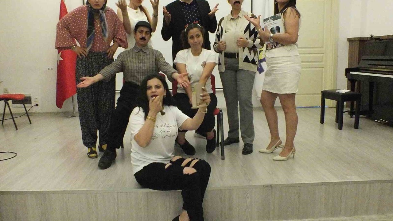 Velilerin kurduğu "Çocuklar Derse Biz Sahneye" topluluğu sahnelediği "Ah Şu Gençler" adlı oyunla büyük beğeni topladı.