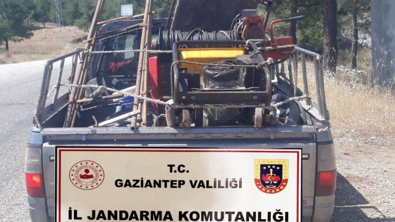 Kaçak krom madeni açarak kazı yapan 5 şahsı jandarma yakalandı