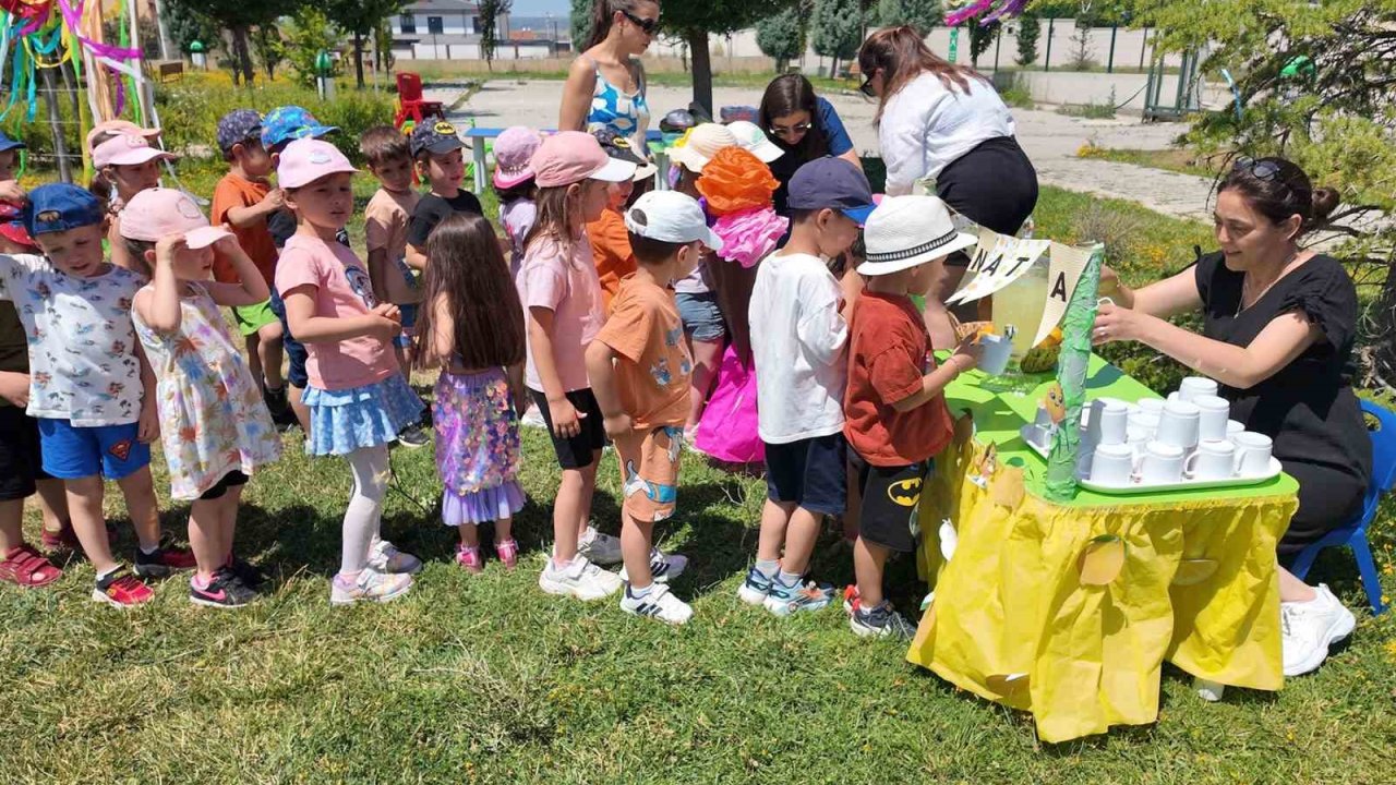 Eğitim-öğretim yılına dondurma şenliğiyle veda ettiler
