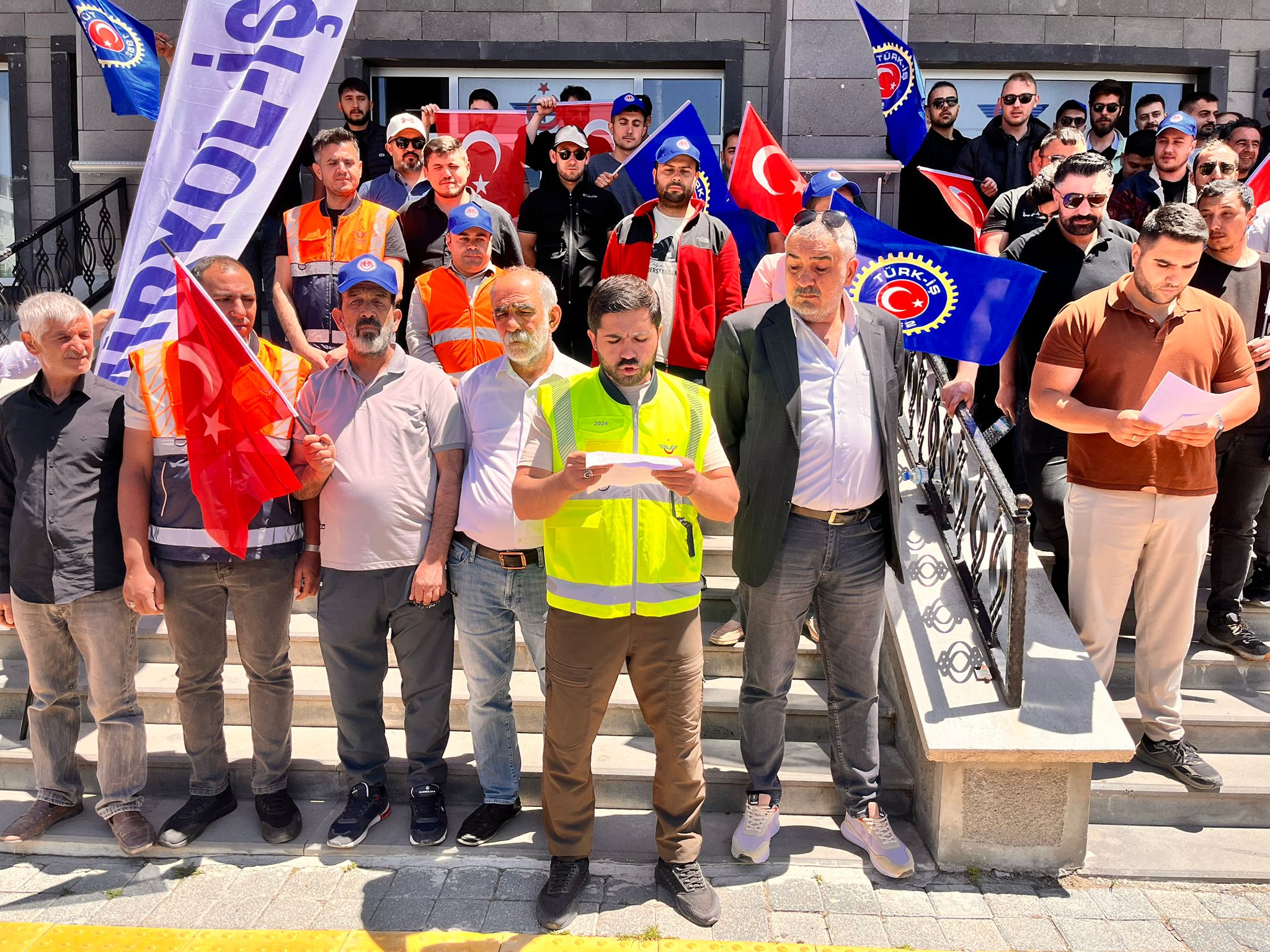 Kars’ta Türk-İş’e bağlı Demiryolu İş sendikası basın açıklaması yaptı.