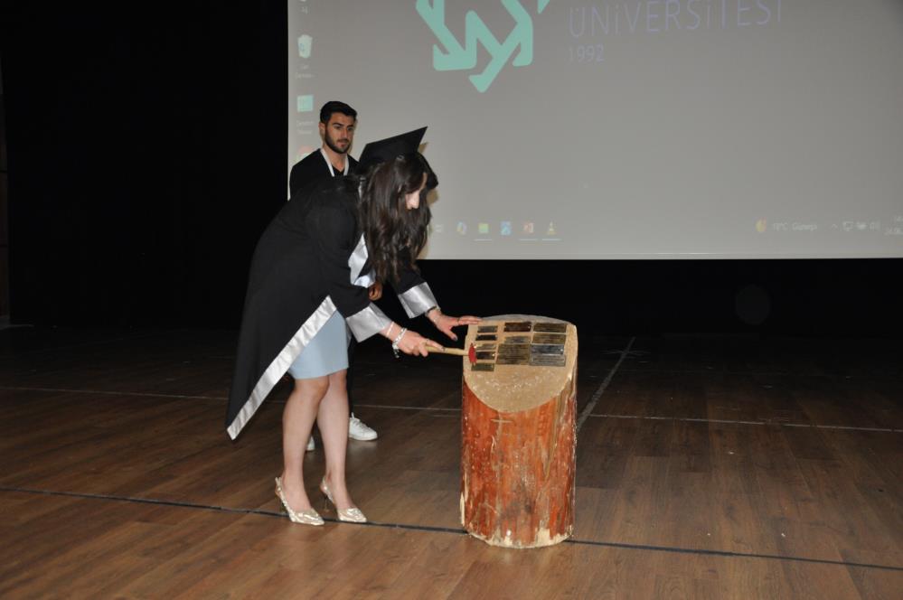 Kars’ta üniversite öğrencilerin mezuniyet sevinci