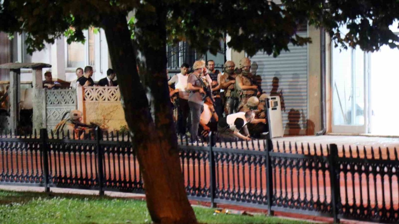 Hakkında yakalama kararı olan şahıs polise ateş açıp dükkana saklandı: Yaralı halde 6 saat direndi