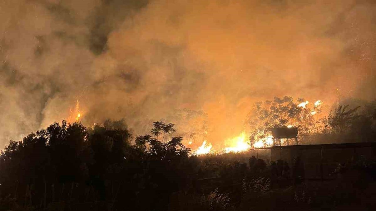 Samandağ’da evin bahçesinden alevler yükseldi