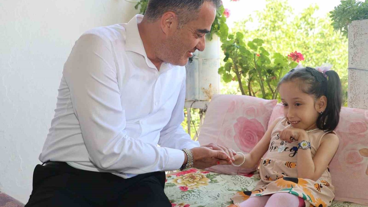 Başkan Arıcı minik Efsa’ya akülü tekerlekli sandalye hediye etti