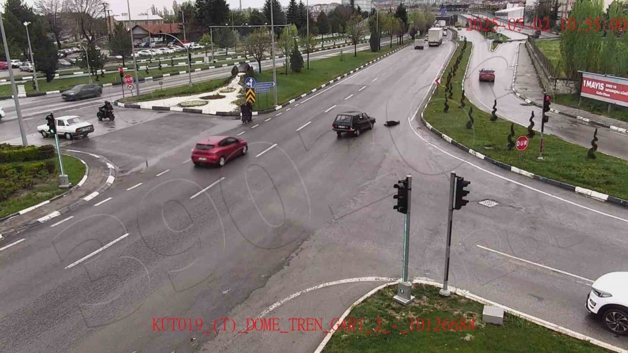 Dikkatsizliğin sebep olduğu kazalar kameralara yansıdı