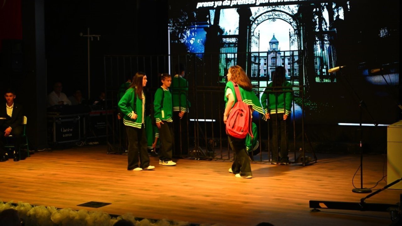 Öğrencilerin sahne performansları ilgi gördü