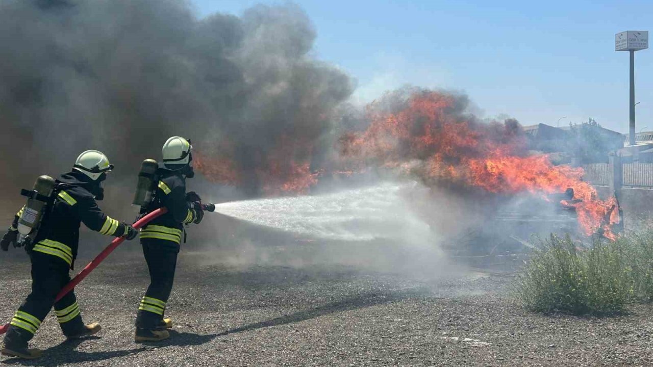 Göreve başlayan 45 itfaiye erinin gerçeğini aratmayan eğitimi nefes kesti