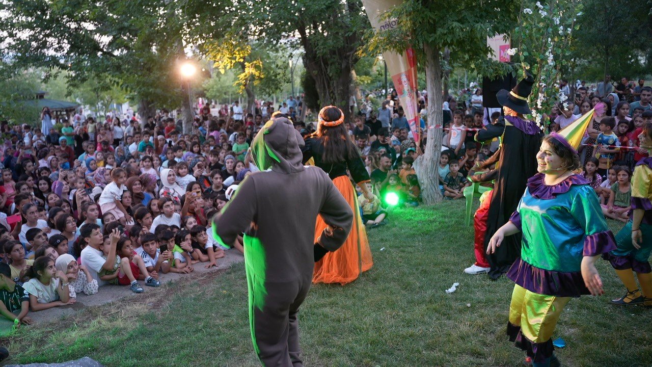 Gezici Çocuk Tiyatro Günleri Ergani, Hazro ve Hani’de çocuklarla buluştu