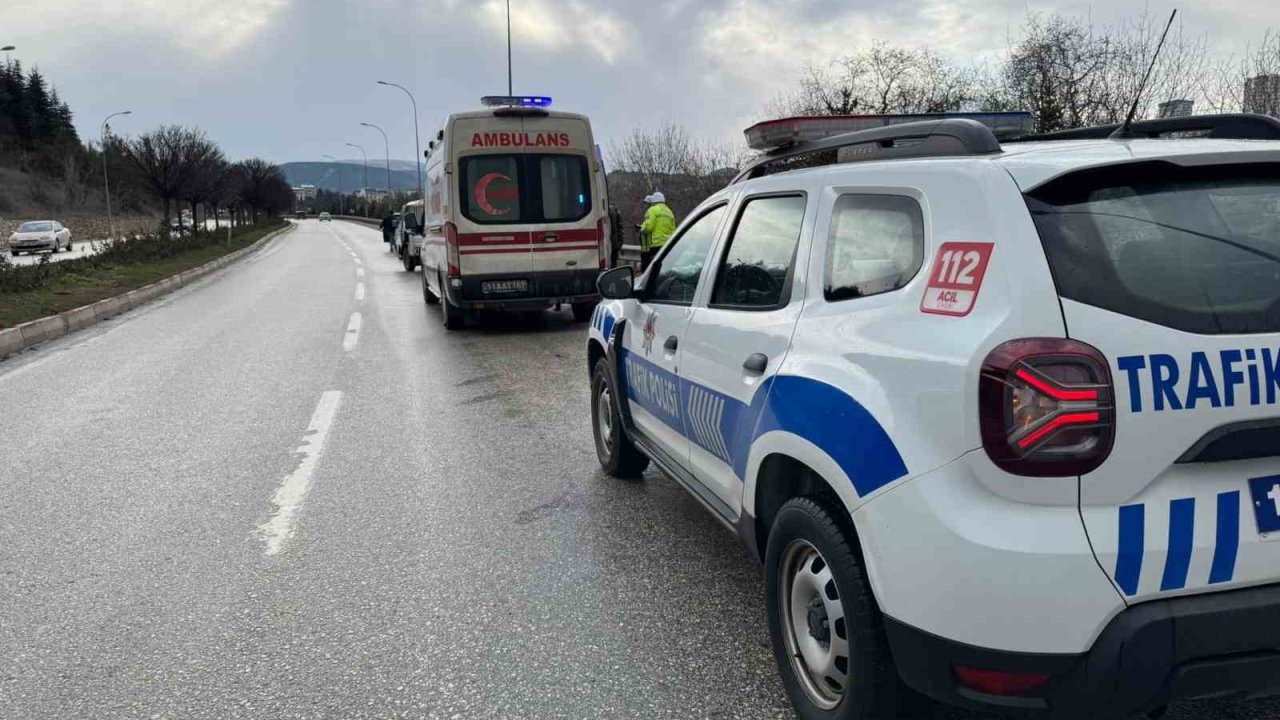 Kontrolden çıkan otomobil karşı şeride geçti, yaşanan trafik kazasında 2 kişi yaralandı