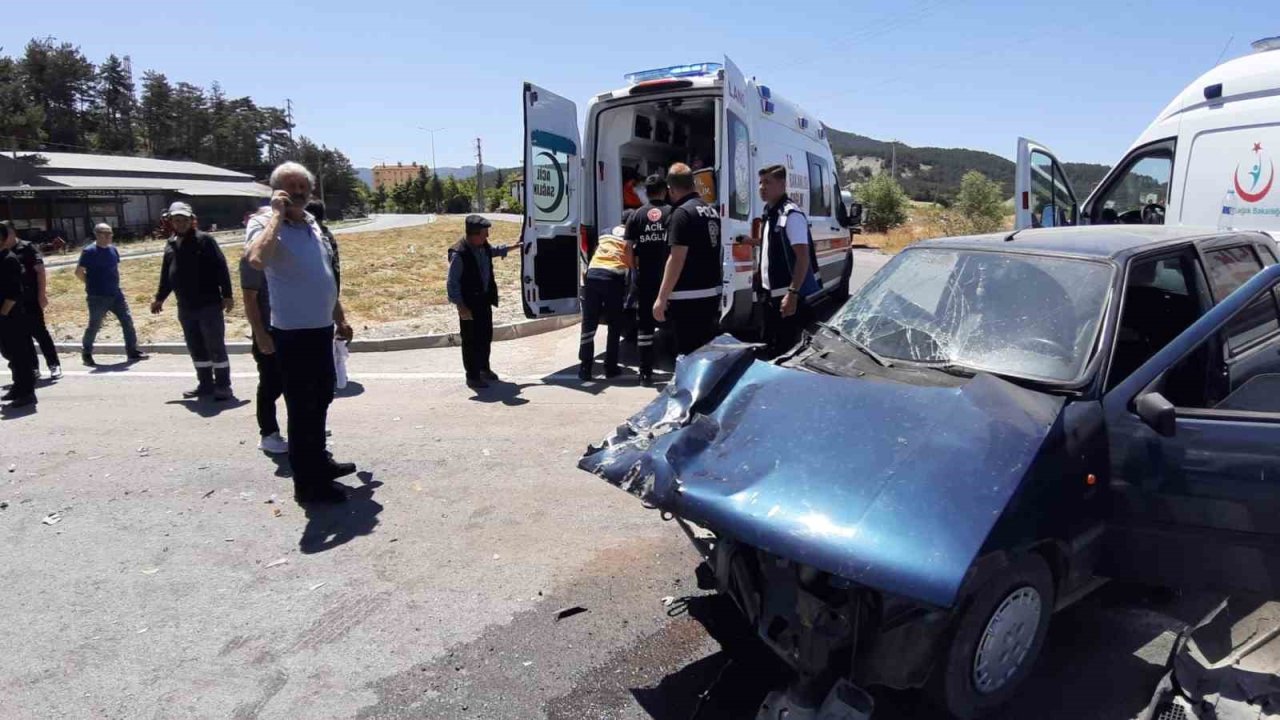 Bolu’da kavşakta süt kamyonu ile otomobil çarpıştı: 2 yaralı