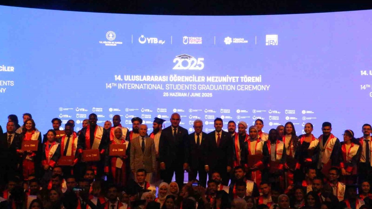 Bakan Ersoy: "‘Ben Türkiye Mezunuyum’ dediğinizde, sıcak bir tebessüm göreceksiniz"