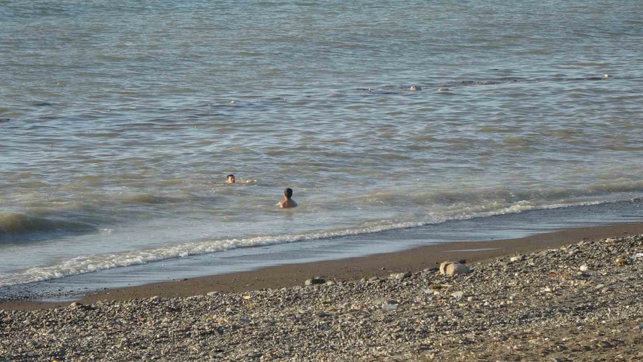 Sel suları ile kirlenen denizde yüzmek enfeksiyon riskini artırıyor