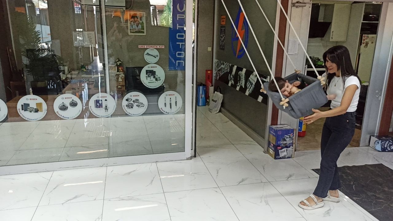 Elektrikçi dükkanına kadın eli değdi: Hem araba tamir ediyor hem de bebek büyütüyor