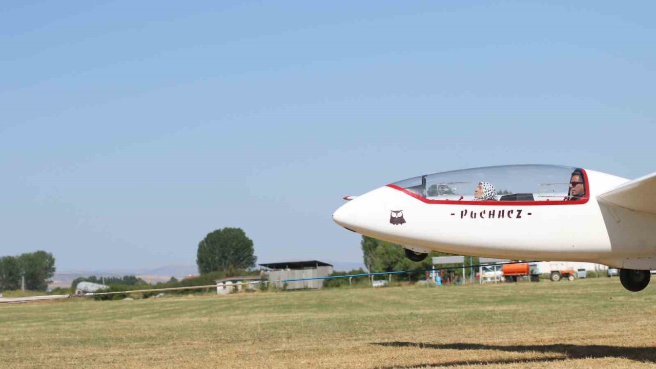 83 yaşındaki kadının huzurevinde kurduğu "uçma" hayali kokpitte 700 metreye çıkarak gerçek oldu