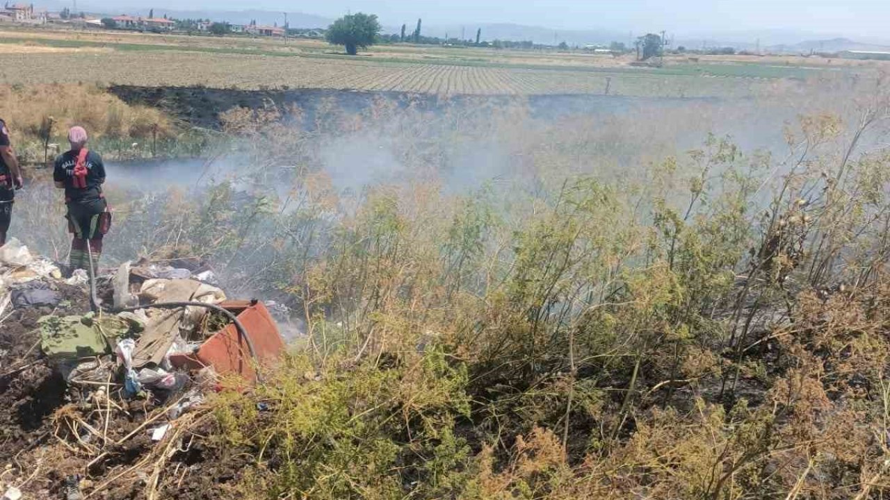 Karesi ilçesinde anız yangını kontrol altına alındı