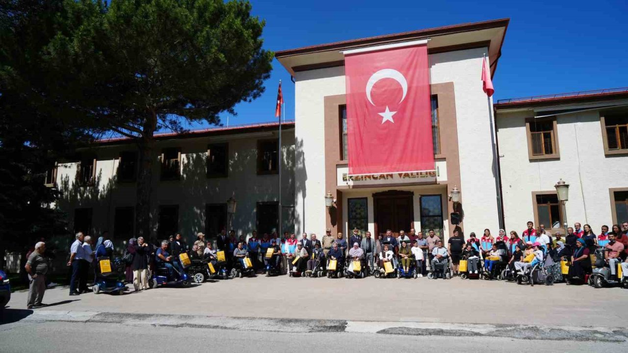 Erzincan’da 24 engelliye akülü sandalye hediye edildi