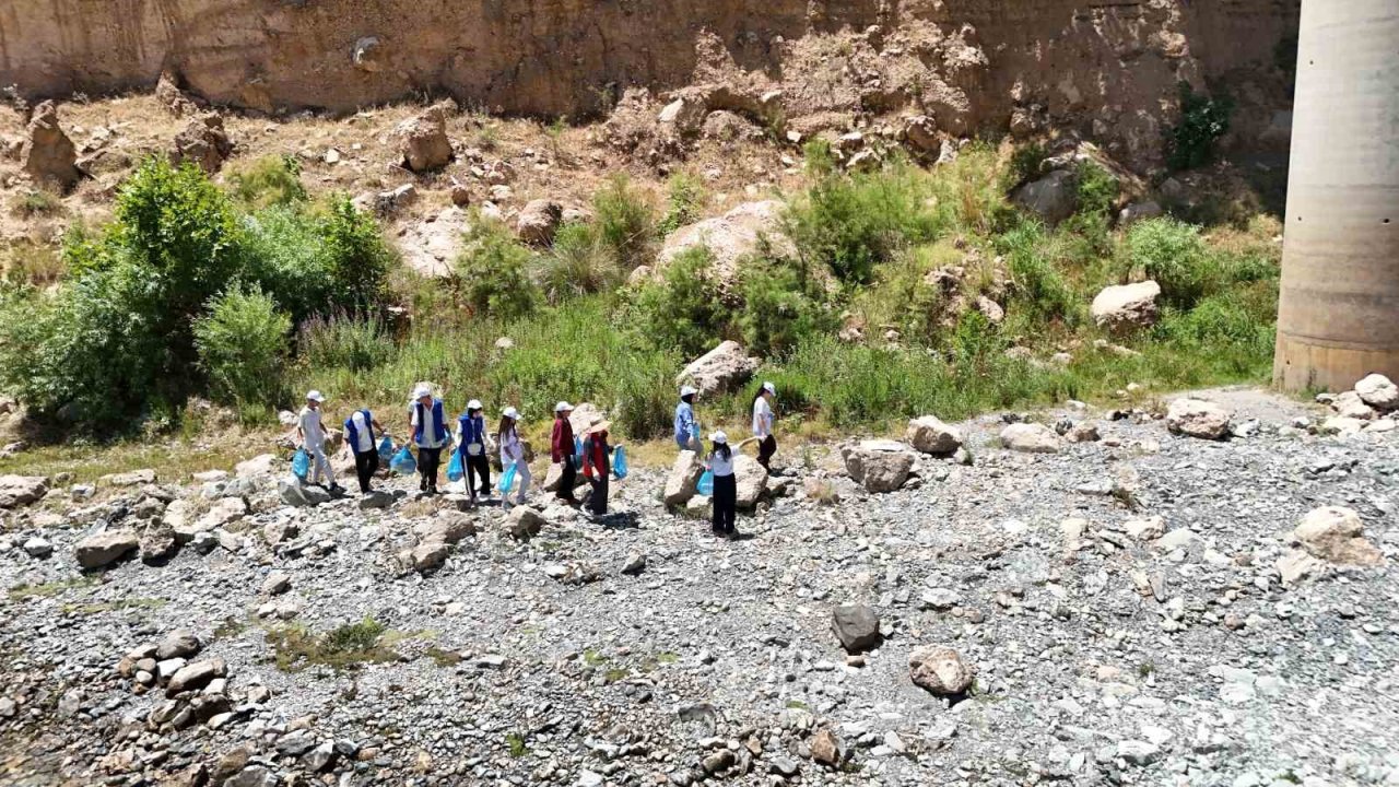 Mardin Ilısu Barajı’nda çöp toplama etkinliği düzenlendi