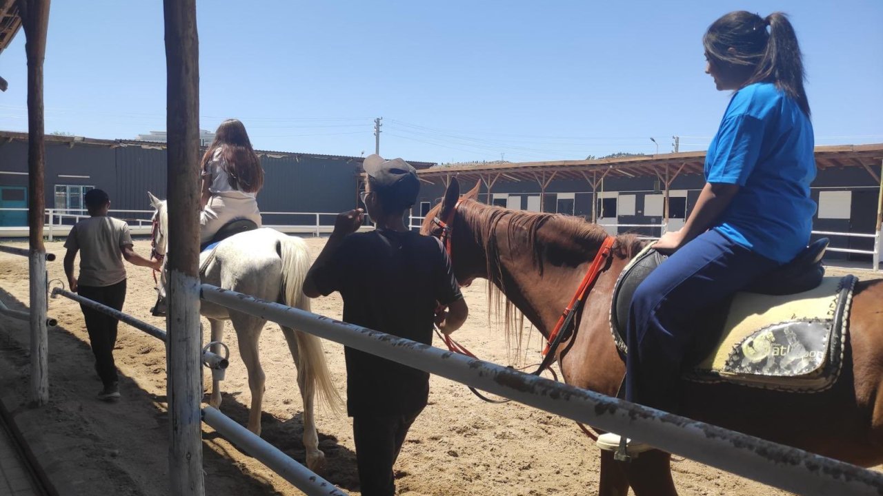 SYDV’den destek alan öğrencilere karne hediyesi