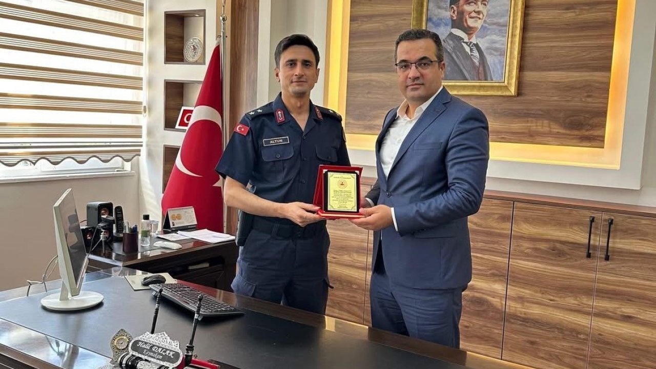 Sarıgöl İlçe Jandarma Komutanı’na plaketle veda