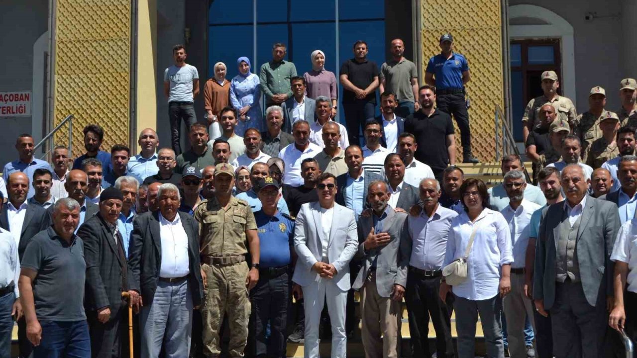 Karaçoban’da Kaymakam ve İlçe Jandarma komutanına anlamlı uğurlama