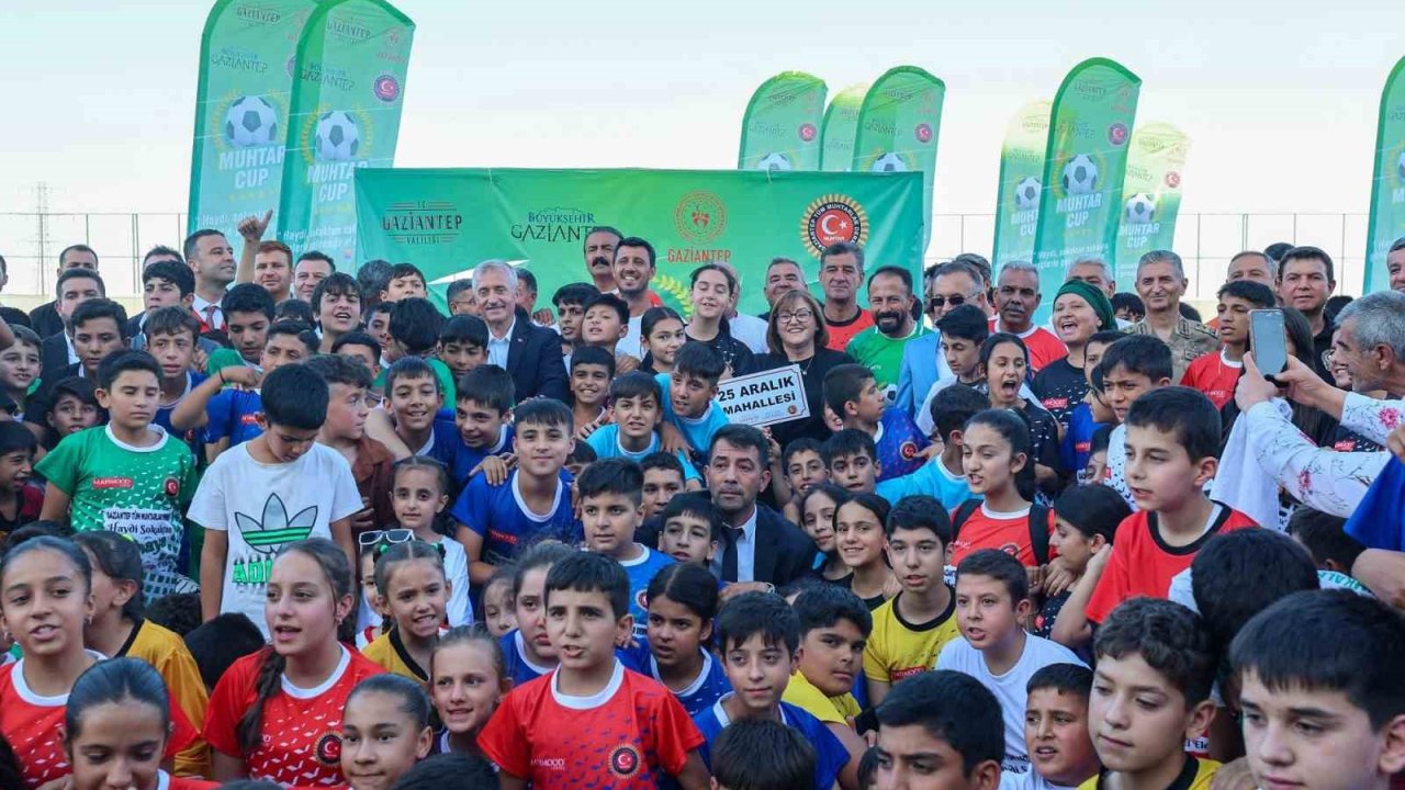 Türkiye’de bir ilk olan Muhtar Cup Futbol turnuvası başladı