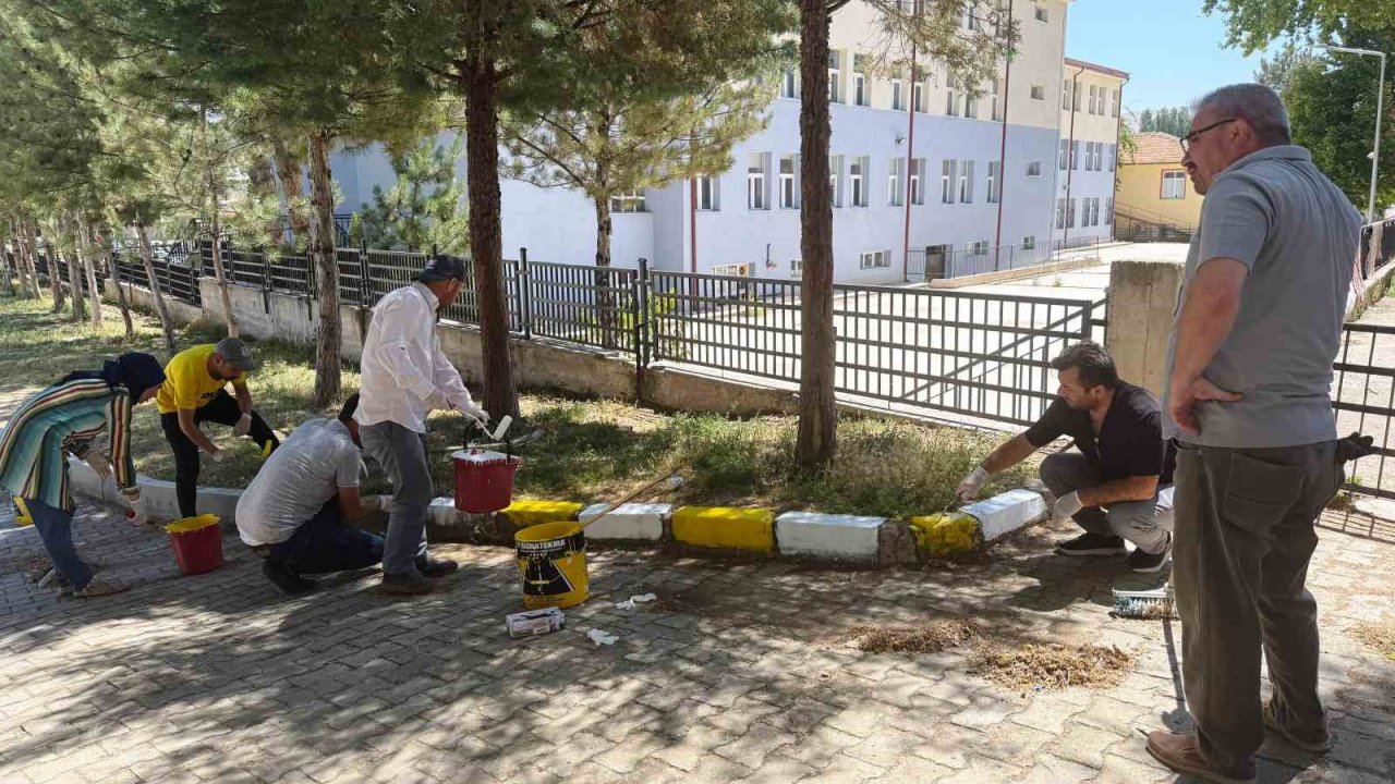 Hisarcık’ta fedakar öğretmenler okul bahçesini güzelleştirdi