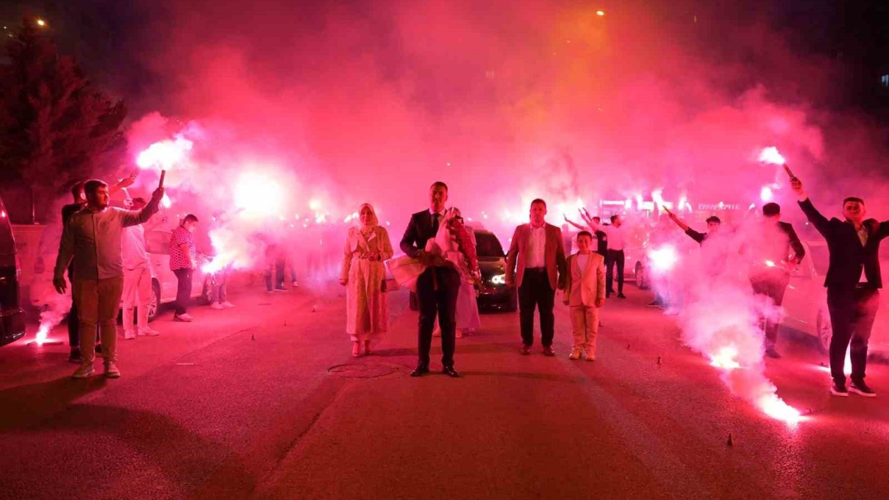 Mahalleyi festival alanına çevirerek kız istemeye gitti