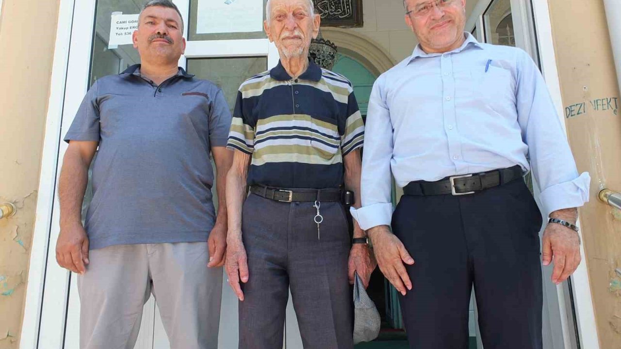 59 yıldır gönüllü müezzinlik yapıyor